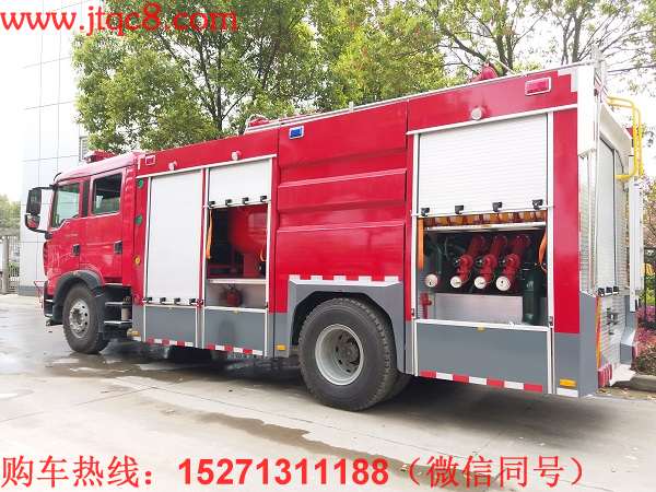 重汽豪沃干粉水聯(lián)用消防車該車設(shè)有一個(gè)干粉罐加一個(gè)水罐,罐頂端安裝一門干粉炮和一門水泡,干粉系統(tǒng)包含一個(gè)干粉卷盤(pán),一個(gè)氮?dú)馄考埽ㄑb有6個(gè)40升的鋼瓶,其中3個(gè)為備用氮?dú)馄浚┖鸵惶坠苈废到y(tǒng)。